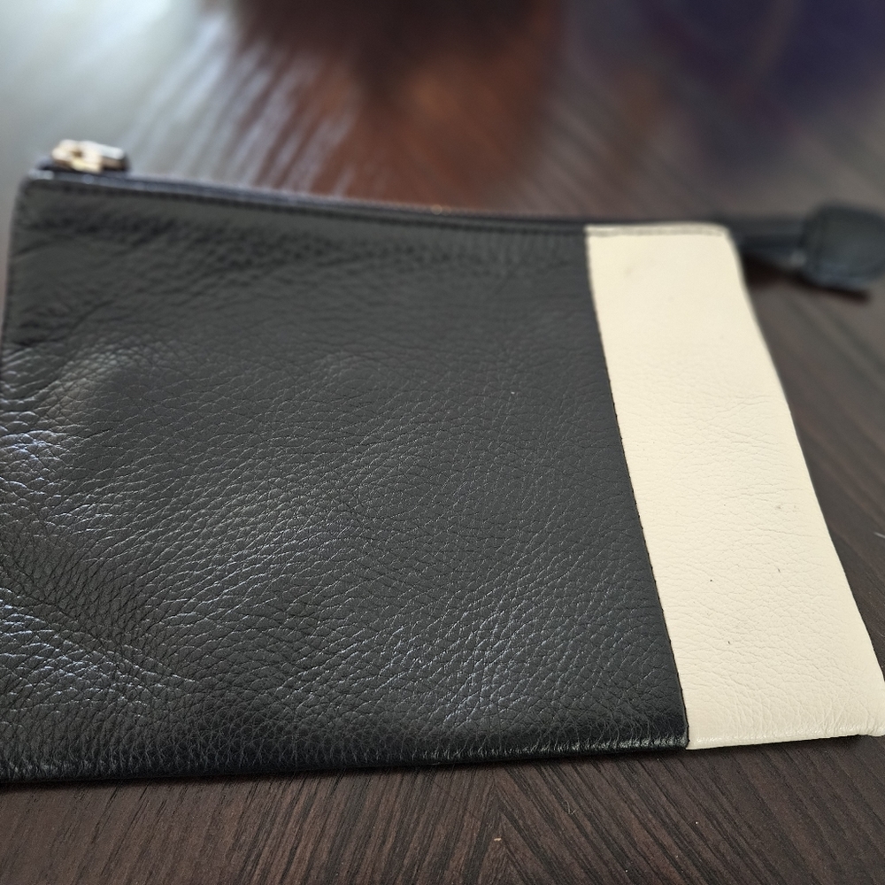 GAP Black and cream wristlet